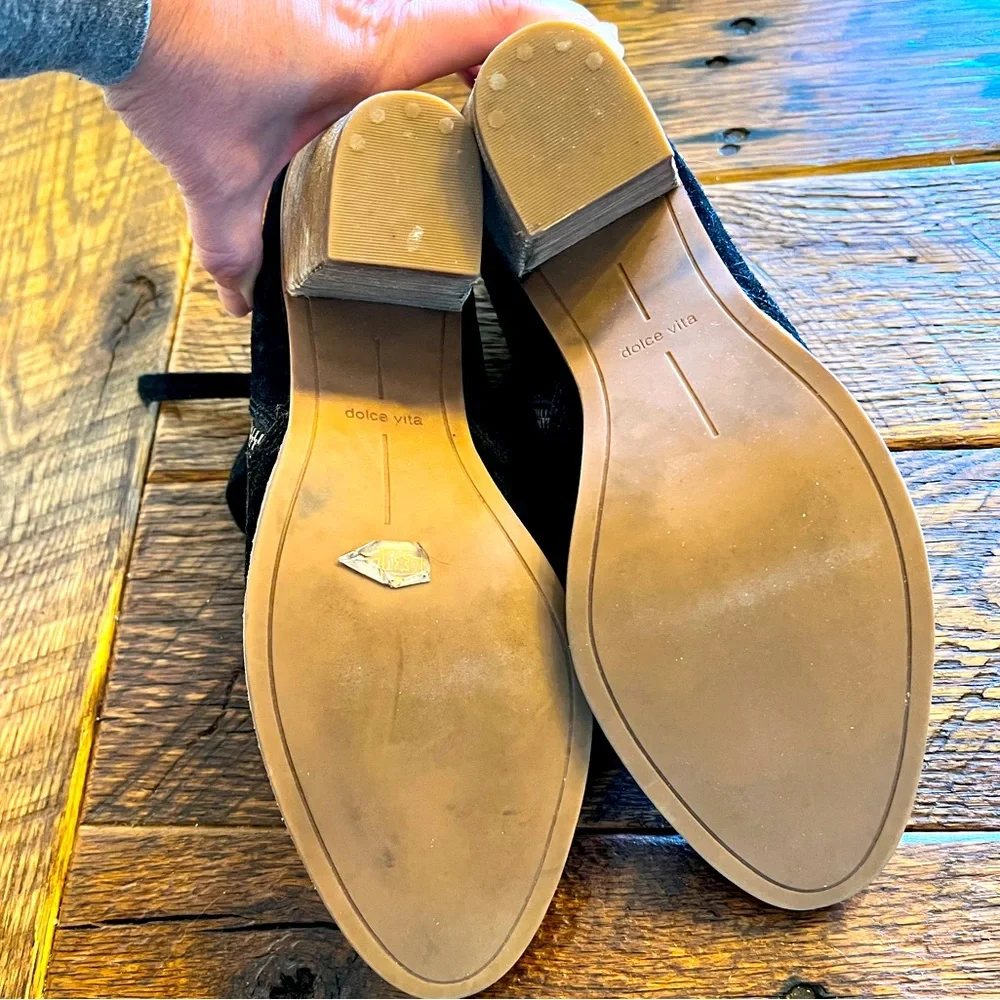 Cute booties with fun zipper detail!